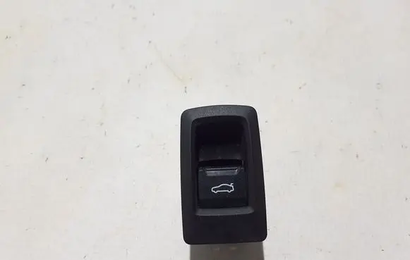 BMW i5 G60 Tailgate opening switch 5A26A31