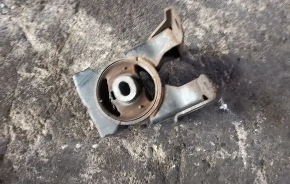 Nissan Leaf I (ZE0) Engine mount bracket