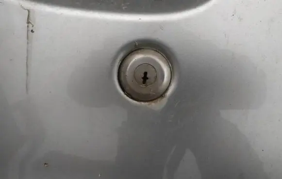 Citroen Xsara Front door lock (next to the handle) 