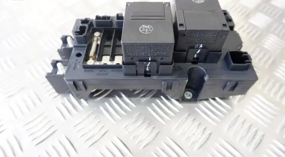 Lexus GS 300 350 430 450H Relay mounting block G382030010