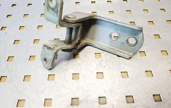 Suzuki Grand Vitara II Front door upper hinge