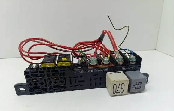 Volkswagen PASSAT B5.5 Fuse module 8L0941822A