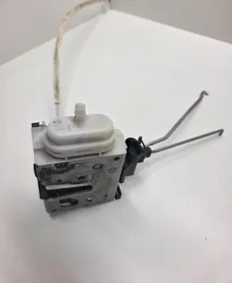 Audi A4 S4 B5 8D Front door lock 8D1837016F