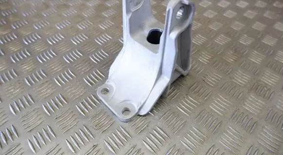 Engine mounting bracket