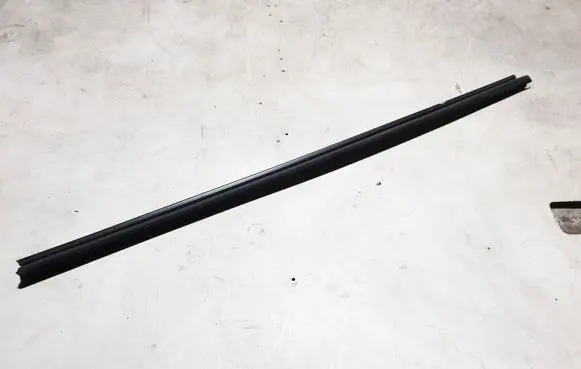 Volkswagen Touran II Front door glass trim molding 1T0837472B