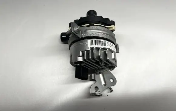 Mercedes-Benz C W205 Water pump A2055013001