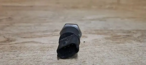 Volvo XC70 Fuel pressure regulator 0281002527