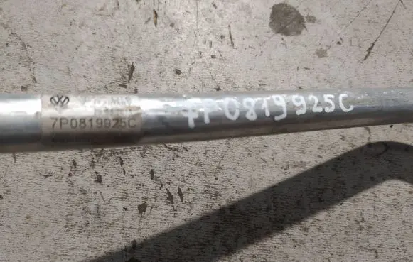 Volkswagen Touareg II Engine coolant pipe/hose 7P0819925C