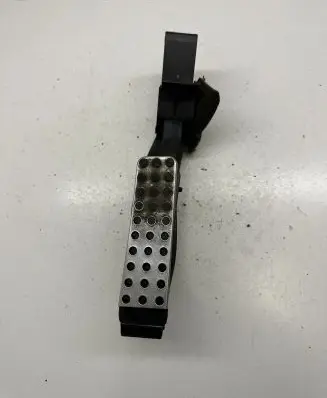 Mercedes-Benz E W211 Accelerator throttle pedal A2113010001