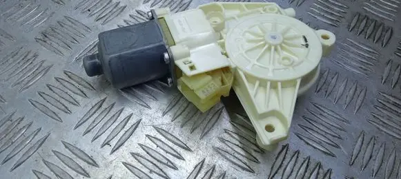 Mercedes-Benz C AMG W204 Front door window regulator motor A2048200642