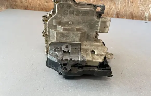 Audi A1 Rear door lock 8X0839016