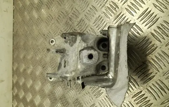 Engine mounting bracket