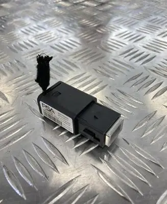 Citroen C4 III e-C4 USB socket connector 98217039DX