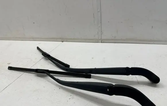 Mazda CX-3 Front wiper blade arm