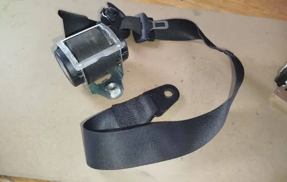 Mini Cooper Countryman R60 Front seatbelt 617059800B 100907
