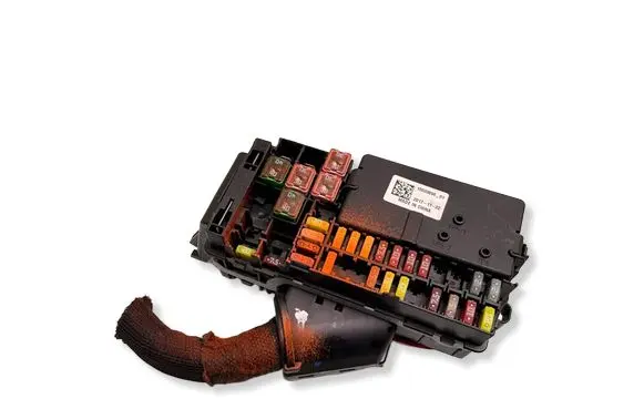 Opel Astra K Fuse module 15533696 13367497