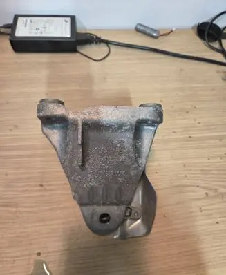 Engine mounting bracket