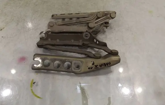 Engine bonnet/hood hinges