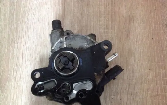 Volkswagen Golf V Vacuum pump 03G145209