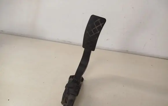 Accelerator throttle pedal