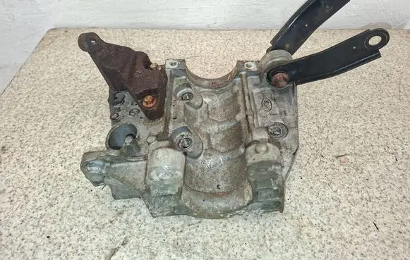Land Rover Evoque I A/C compressor mount bracket