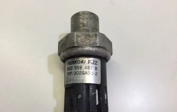 Volkswagen PASSAT B5 Air conditioning (A/C) pressure sensor 8D0959482B