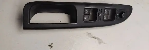 Volkswagen PASSAT B6 Front door window switch trim 3c1867171