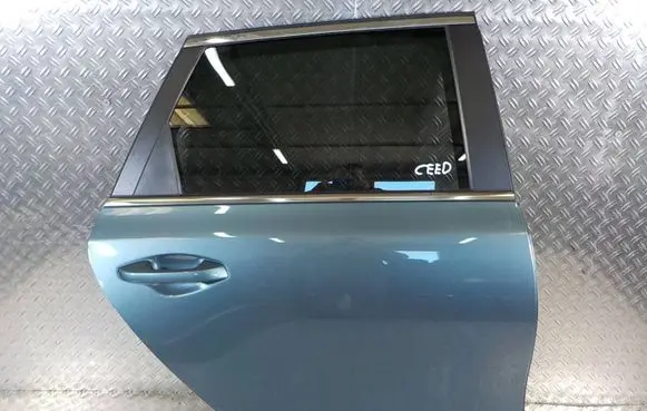 KIA Ceed Rear door