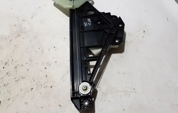 Rear window lifting mechanism without motor