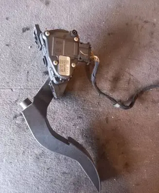 Accelerator throttle pedal
