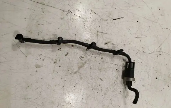 Volkswagen PASSAT B6 Fuel return line/hose 