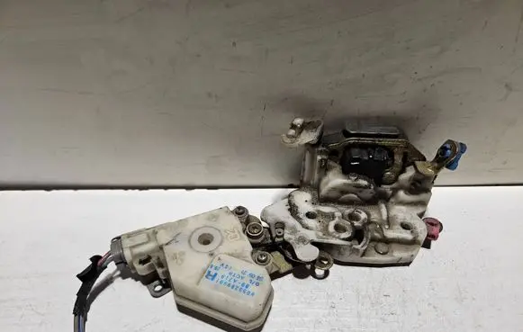 Nissan Sunny Front door lock 8055289901