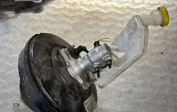 Peugeot 208 Brake booster 9805057980