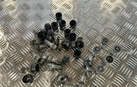 Audi A3 8Y Anti-theft wheel nuts and lock VW24542