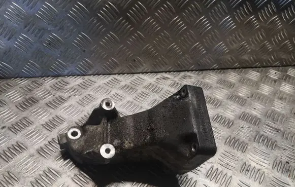 Mercedes-Benz C W203 Engine mounting bracket 6112230704 A6112230704