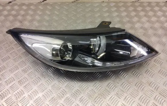 KIA Sportage Headlight/headlamp 92102-3U270
