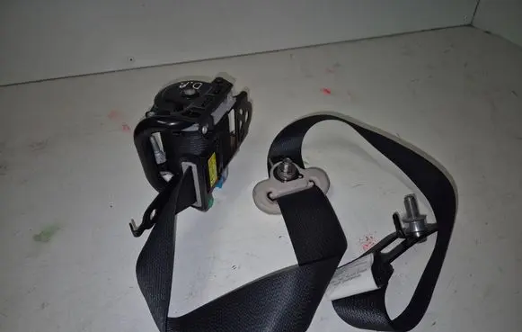 Mazda 3 II Front seatbelt TKAH2EH958