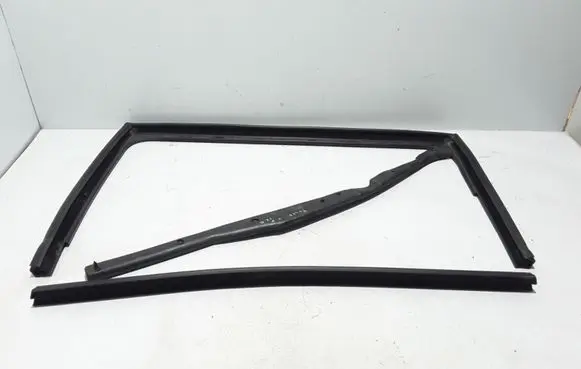 Chrysler Pacifica Rubber seal rear door 