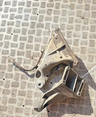 Engine mounting bracket