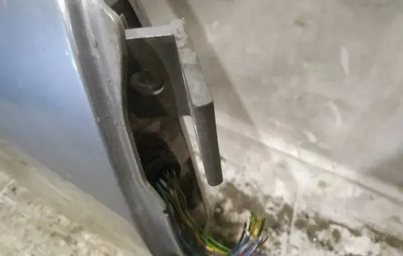 Citroen Xsara Picasso Front door upper hinge 