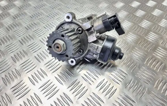 Skoda Octavia Mk3 (5E) Fuel injection high pressure pump 0445010537 04L130755D