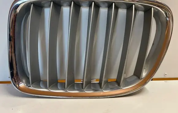 Front bumper upper radiator grill