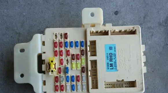 Hyundai ix35 Relay mounting block 043020