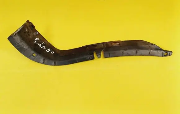 Rear bumper mounting bracket