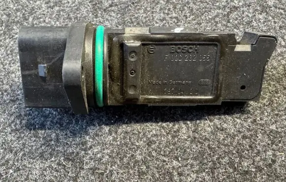 Volkswagen Touran I Mass air flow meter F00C2G2055 7870420