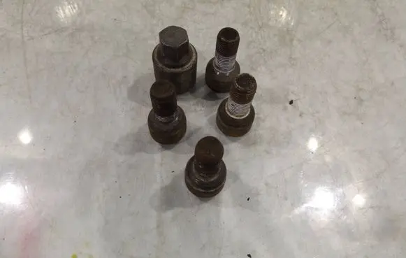 Volkswagen Polo IV 9N3 Nuts/bolts 