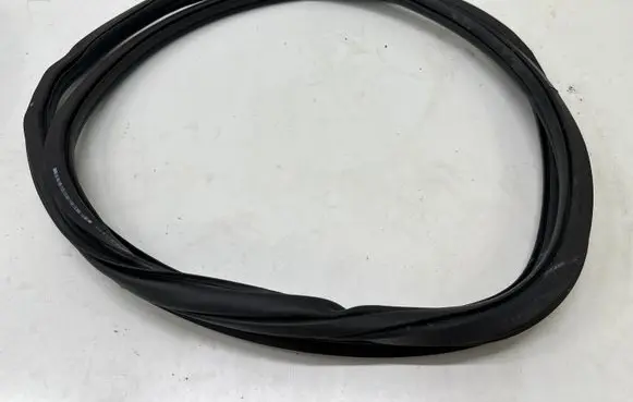 Rear door rubber seal (on body)