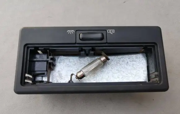 Volkswagen PASSAT B4 Front seat light 357947105