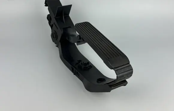 Mercedes-Benz C W203 Accelerator throttle pedal A2113000404 A2113010001