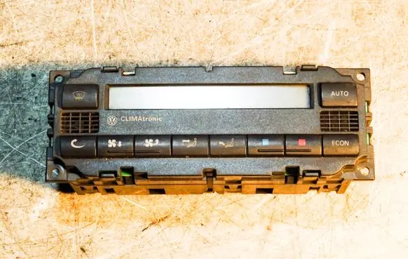 Volkswagen PASSAT B5 Climate control unit 3B1907044H